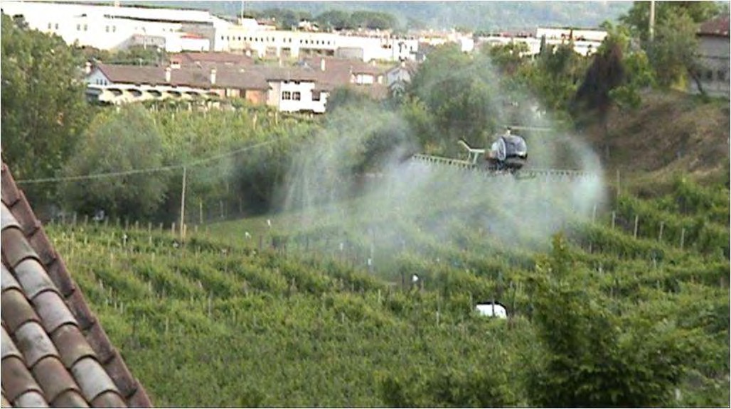 Immagine di elicottero che irrora le colline del Prosecco